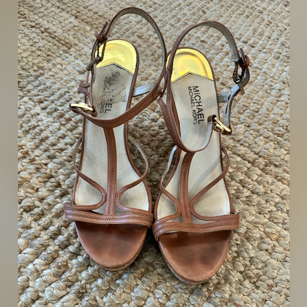 MICHAEL KORS CICELY GOLD MK CHARM TAN LUGGAGE STRAPPY CORK WEDGES I LOVE SHOES - Picture 2 of 6